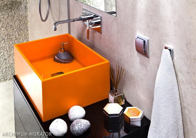 Pomarańczowa umywalka w pomarańczowej łazience