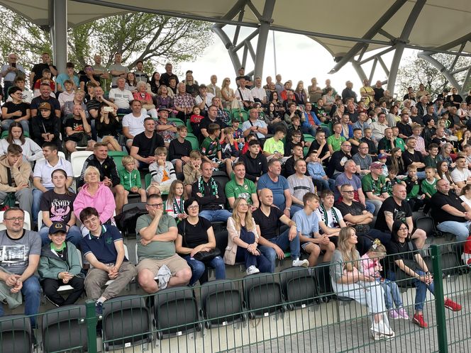 Kibice na otwarciu stadionu w Starachowicach