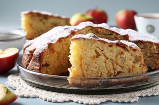 To najlepszy przepis na puszyste ciasto z jabłkami. Kluczowa jest jedna czynność 