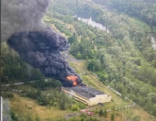 Gigantyczny pożar lokomotywowni na Śląsku Cieszyńskim. Słup ognia i kłęby dymu widoczne z wielu kilometrów