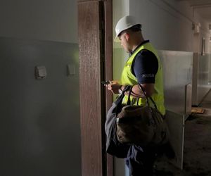 Policjanci pokazali jak wygląda wnętrze spalonego budynku w Ząbkach. Wstrząsające obrazki