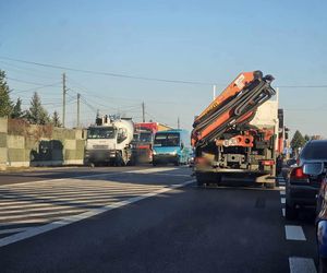 Kabel zawisł nad droga i blokował ruch