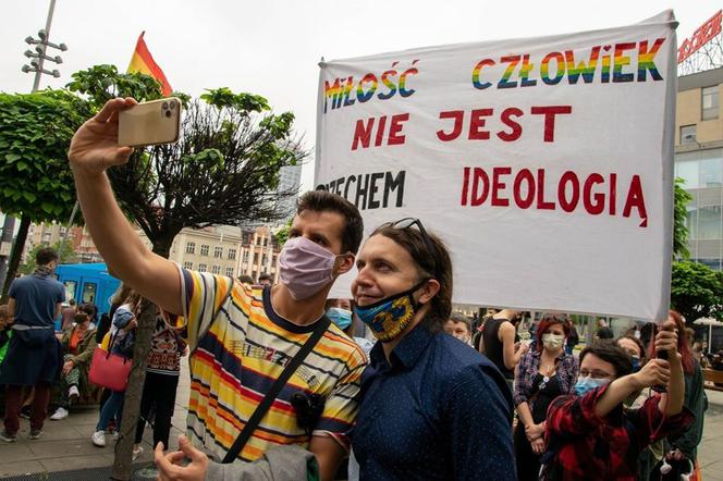 Katowice: Tłumy na proteście społeczności LGBT. "Ludzie to nie ideologia!" 