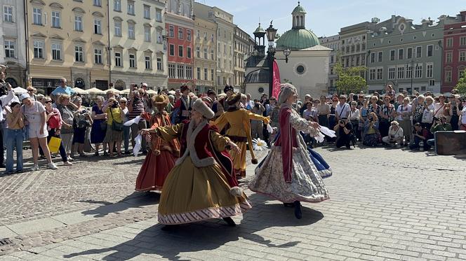 "Polonez wiosenny" na Rynku Głównym w Krakowie