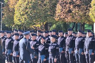 Uroczyste zakończenie szkolenia policyjnego w Katowicach. Ponad 200 nowych policjnatów