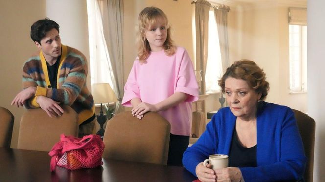 Barwy szczęścia odc. 3215. Józefina Rawiczowa (Elżbieta Jarosik), Cezary (Marcel Opaliński), Emilka (Jessica Frankiewicz)