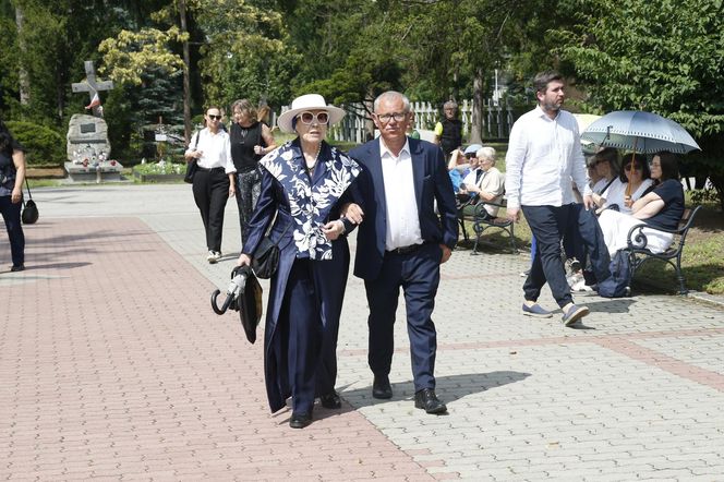 Fani i artyści żegnają Joannę Kołaczkowską. Pogrzeb artystki na Powązkach [ZDJĘCIA]