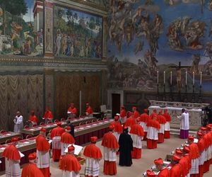 Z OSTATNIEJ CHWILI: Rozpoczęło się konklawe 2025 – kardynałowie złożyli przysięgę w Kaplicy Sykstyńskiej