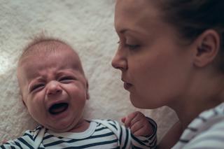 Dziecko płacze, a ty razem z nim. Oto 5 sposobów, które pomogą ci uspokoić siebie i dziecko