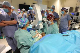 Poważna operacja w szpitalu w Słupsku. Ratują życie przy użyciu nowego sprzętu