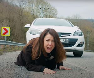 Ege uratuje Zeynep, choć porywacz pchnie ją nożem.