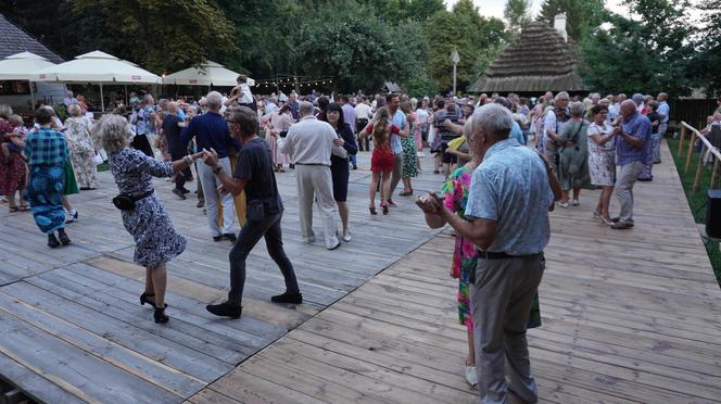 „Tańcowali” na parkiecie w Muzeum Wsi Lubelskiej aż miło było patrzeć! FOTORELACJA z sobotniej potańcówki