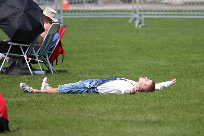 Justin Bieber medytuje na trawie