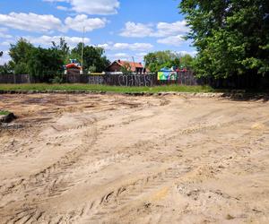 ZOBACZ ZDJĘCIA z postępów budowy toru pumptrack nad zalewem Muchawka