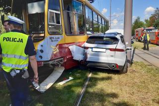 Łódź: Wypadek na Limanowskiego. Zderzenie tramwaju z samochodem wyglądało naprawdę groźnie
