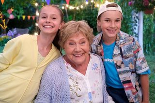 25 lat M jak miłość odcinek specjalny. Misiek (Aleksander Bożyk), Hania (Wiktoria Basik), Barbara (Teresa Lipowska)