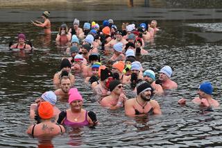 Spędzili godzinę w lodowatej wodzie