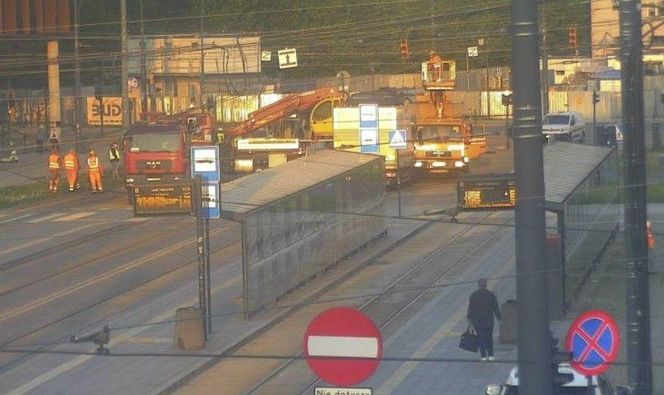 Poranny paraliż w centrum Łodzi. Wykolejony tramwaj zablokował ruch wokół dworca Fabrycznego