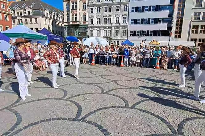 Tak się bawi Wrocław! Ten taniec to prawdziwy HIT. Zobaczcie nagranie 