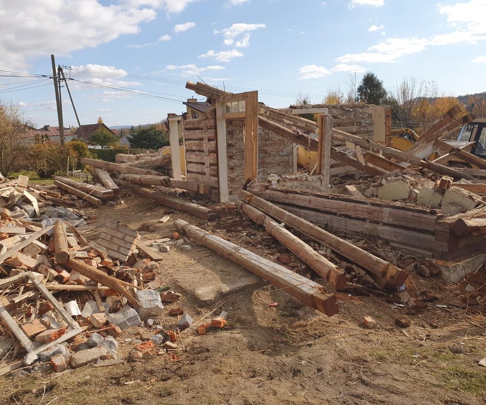 Domy z drewnianych puzzli. 100-letnie belki wracają na salony