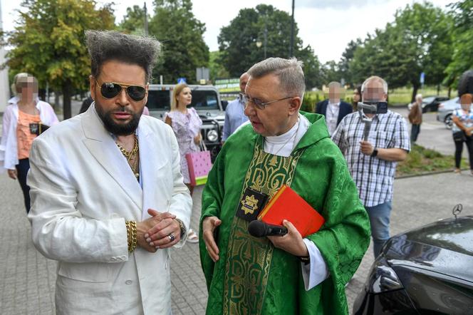 Krzysztof Rutkowski nie przestaje zadziwiać. Tym razem zorganizował ceremonię… święcenia samochodów [ZDJĘCIA]