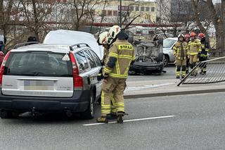 Potworne zderzenie na warszawskiej Pradze. Auto uderzyło w latarnię i sunęło po jezdni na dachu