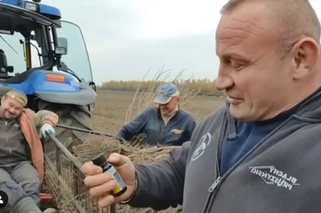 Mariusz Pudzianowski pracuje na polu