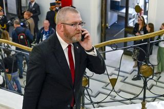 Grzegorz Braun bez immunitetu europosła. Decyzja PE otwiera drogę do ścigania w sprawie incydentu w Sejmie
