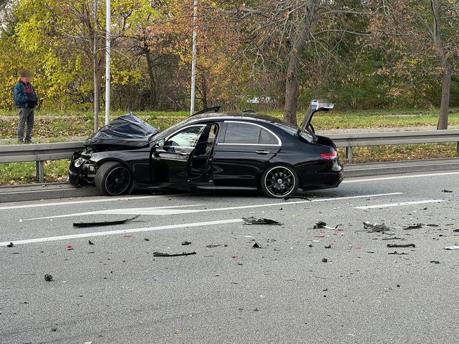 Kluczowa droga w Warszawie zablokowana. Poważny wypadek na Wisłostradzie