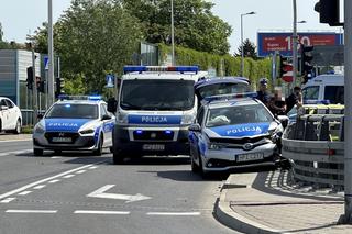 Wypadek z udziałem radiowozu na ulicy Łopuszańskiej w Warszawie