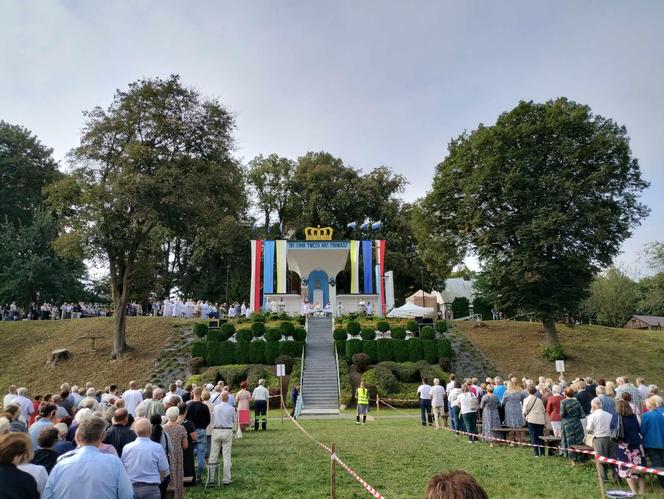 Rocznica koronacji Matki Bożej Kębelskiej w Wąwolnicy. Pojawiło się tysiące wiernych. Zobacz