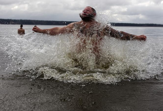 Było gorąco! Lubelskie morsy dały pierwszego w tym roku nura