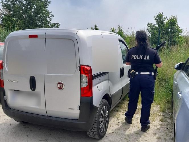 Piesek uwięziony w aucie na terenie Słowińskiego Parku Narodowego. Gdy znaleźli go policjanci, ciężko dyszał