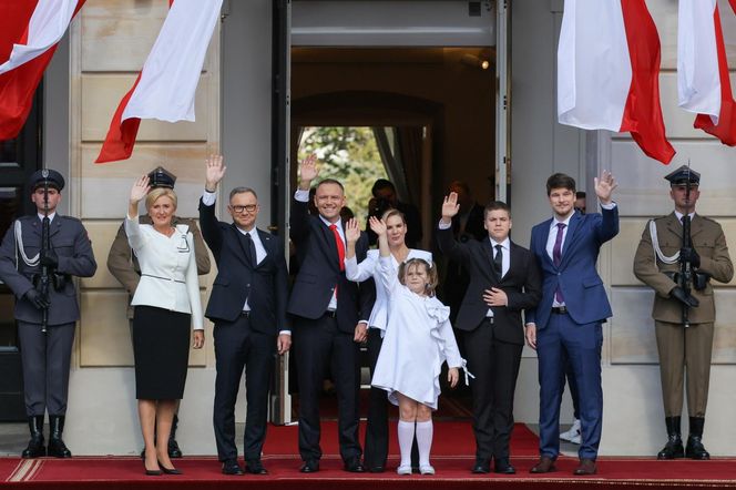 Uroczyste wejście Pary Prezydenckiej do Pałacu Prezydenckiego. Przemarsz ulicami Warszawy