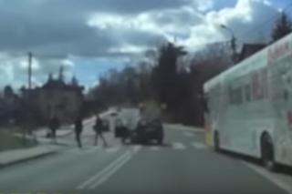 Samochód potrącił 13-latkę na przejściu. Dziewczynka wyleciała kilka metrów nad pasami