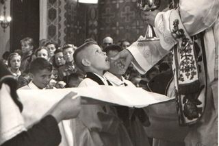2.	Dziesięcioletni Marian po raz pierwszy przyjmuje Komunię Świętą. Wałcz 16 czerwca 1957 roku.