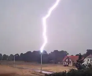 Ogromny huk postawił na nogi całą okolicę! Pod wrażeniem uderzenia pioruna byli nawet strażacy [WIDEO]