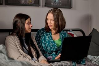 Na Wspólnej odc. 4021: Julka (Maja Oświecińska), Ania (Sonia Mietielica)