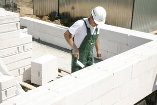 Ulewny deszcz na budowie - jest się czego bać?