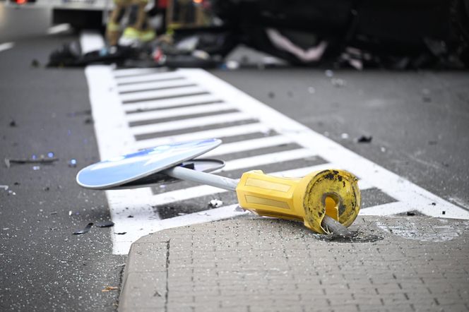 Dachowanie w Warszawie! Wcześniej na tej ulicy doszło do śmiertelnej masakry