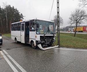Pogórska Wola. Bus przewożący dzieci zderzył się z osobówką na drodze krajowej 94