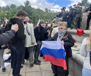 Krew, transparenty i prześmiewcza rzeźba Putina. Protest na cmentarzu w Warszawie