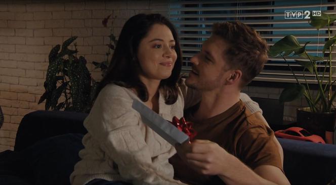 M jak miłość, odc 1510: Iza (Adriana Kalska), Marcin (Mikołaj Roznerski)