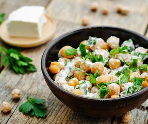 Sałatka do grilla w 3 minuty - najlepsza sałatka z fetą na grilla