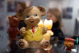 Kultowe zabawki Polski Ludowej. Pamiętasz to z PRL-u? [ZDJĘCIA]