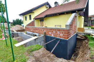 Bitumiczne izolacje fundamentów – jak dobrać do typu budynku oraz rodzaju gleby?
