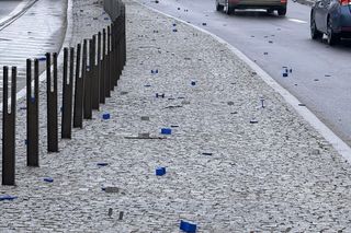 Stalowe liny wychłostały przejeżdżające samochody