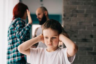 Konflikt rodziców po rozwodzie bywa gorszy niż rozstanie. Jak chronić dziecko przed jego skutkami?