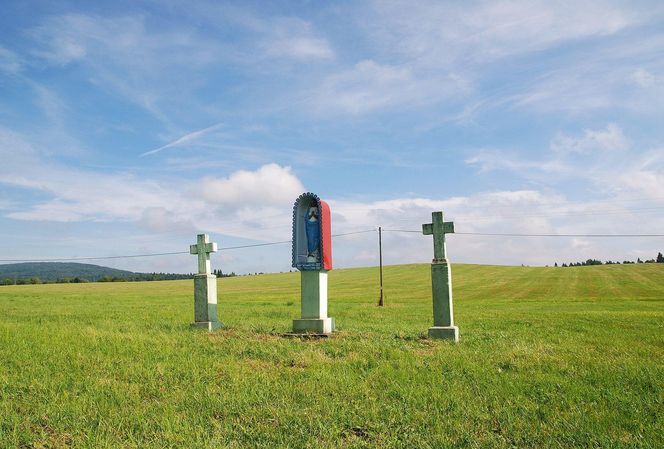 To dawna wieś królewska w Małopolsce. Jej znakiem rozpoznawczym są kamienne krzyże