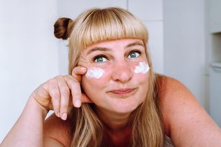 Tak zmusisz skórę do produkcji kolagenu. Dermatolożka: szukaj kosmetyków z tym składnikiem